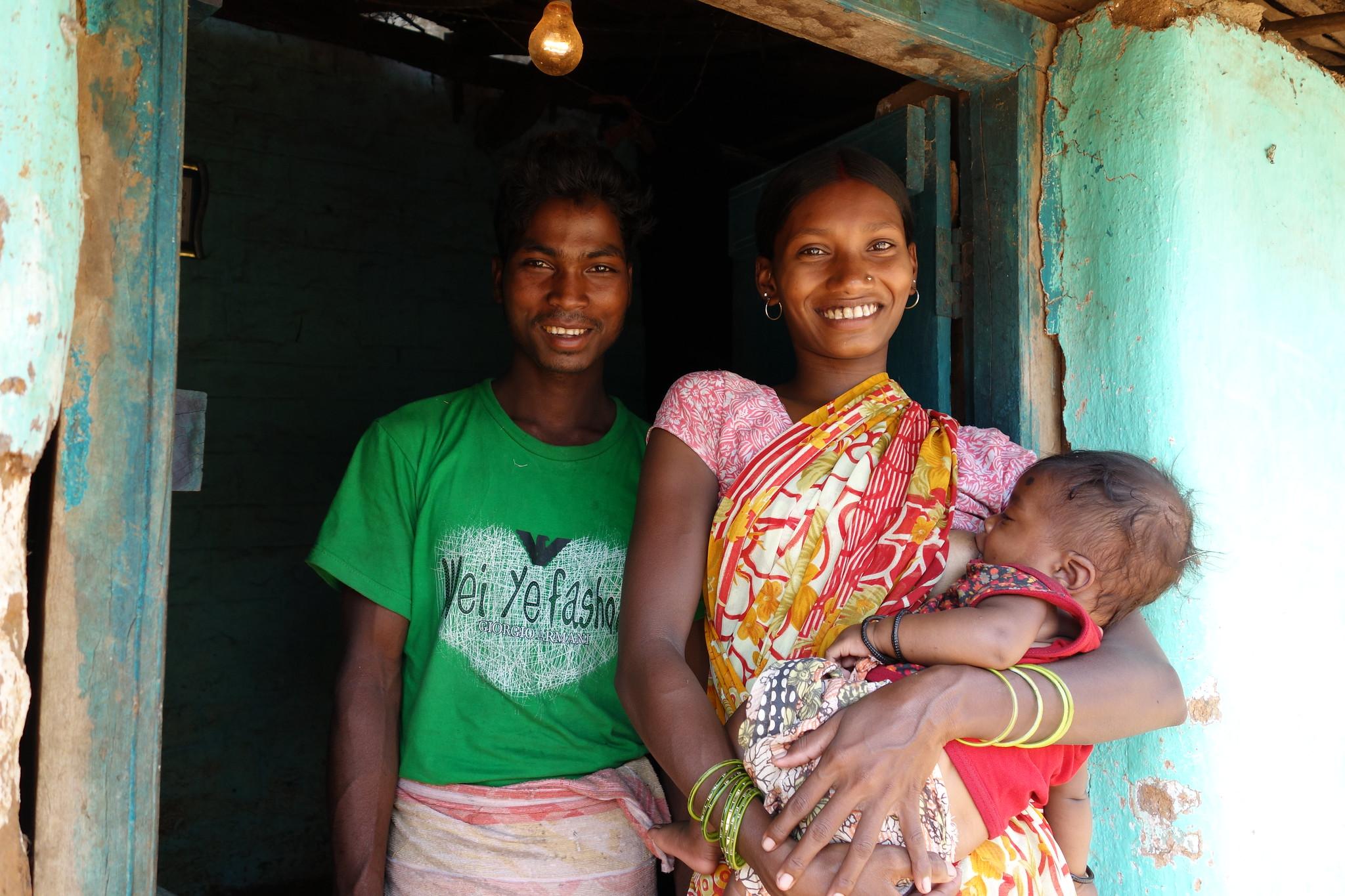 Une fille et un garçon indiens tenant un bébé