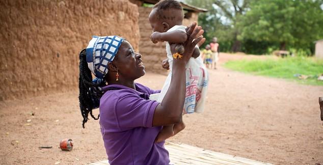 femme riant avec un bébé