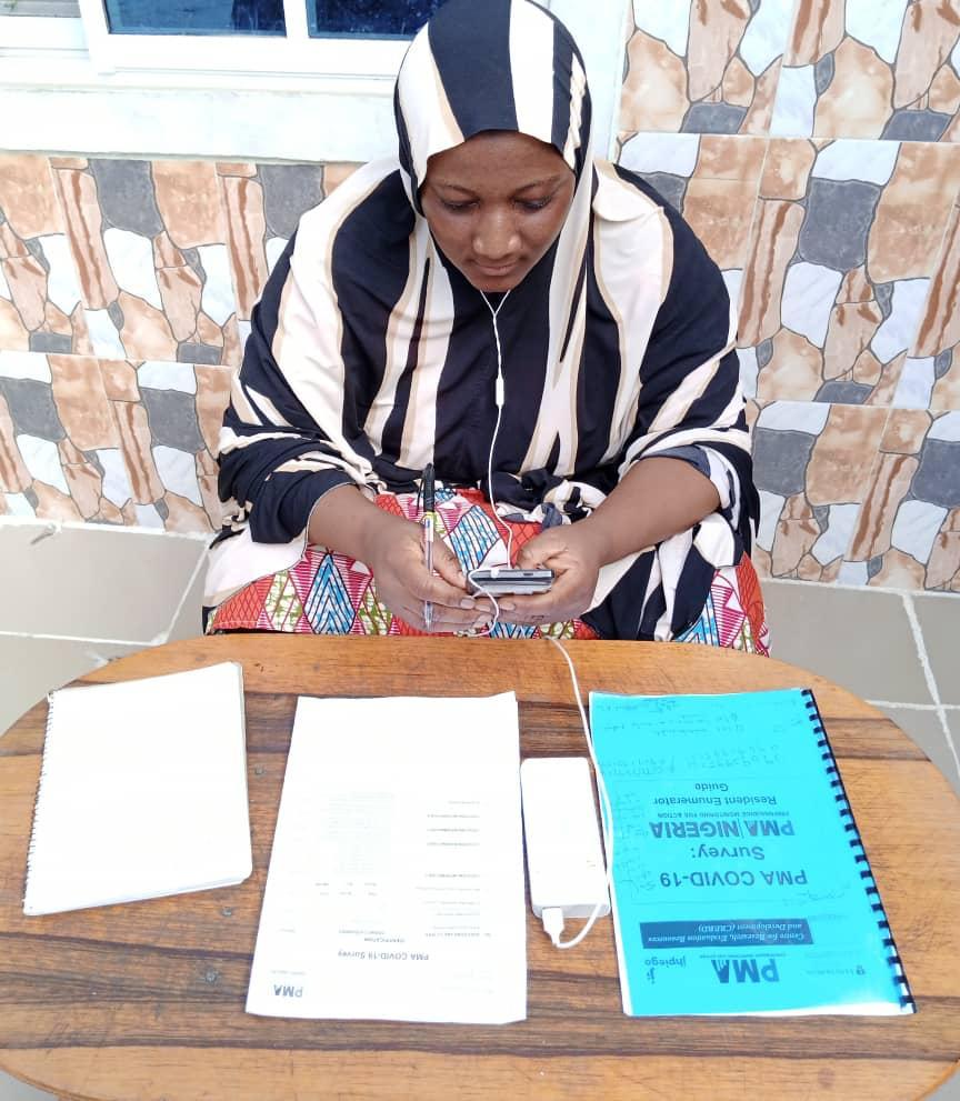 Une Nigériane à la table des négociations avec des documents