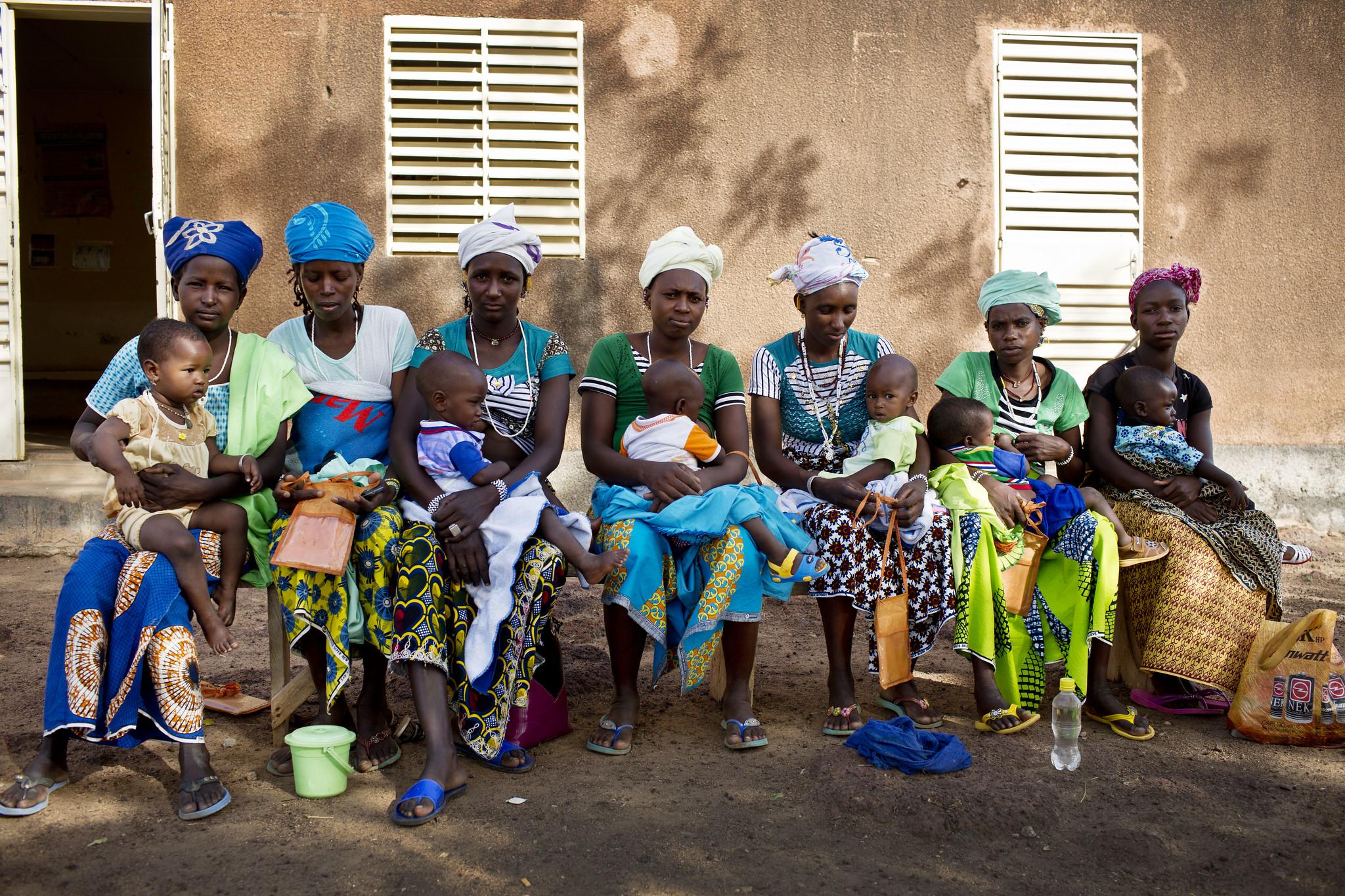 Un groupe de femmes assises avec leurs enfants sur leurs genoux