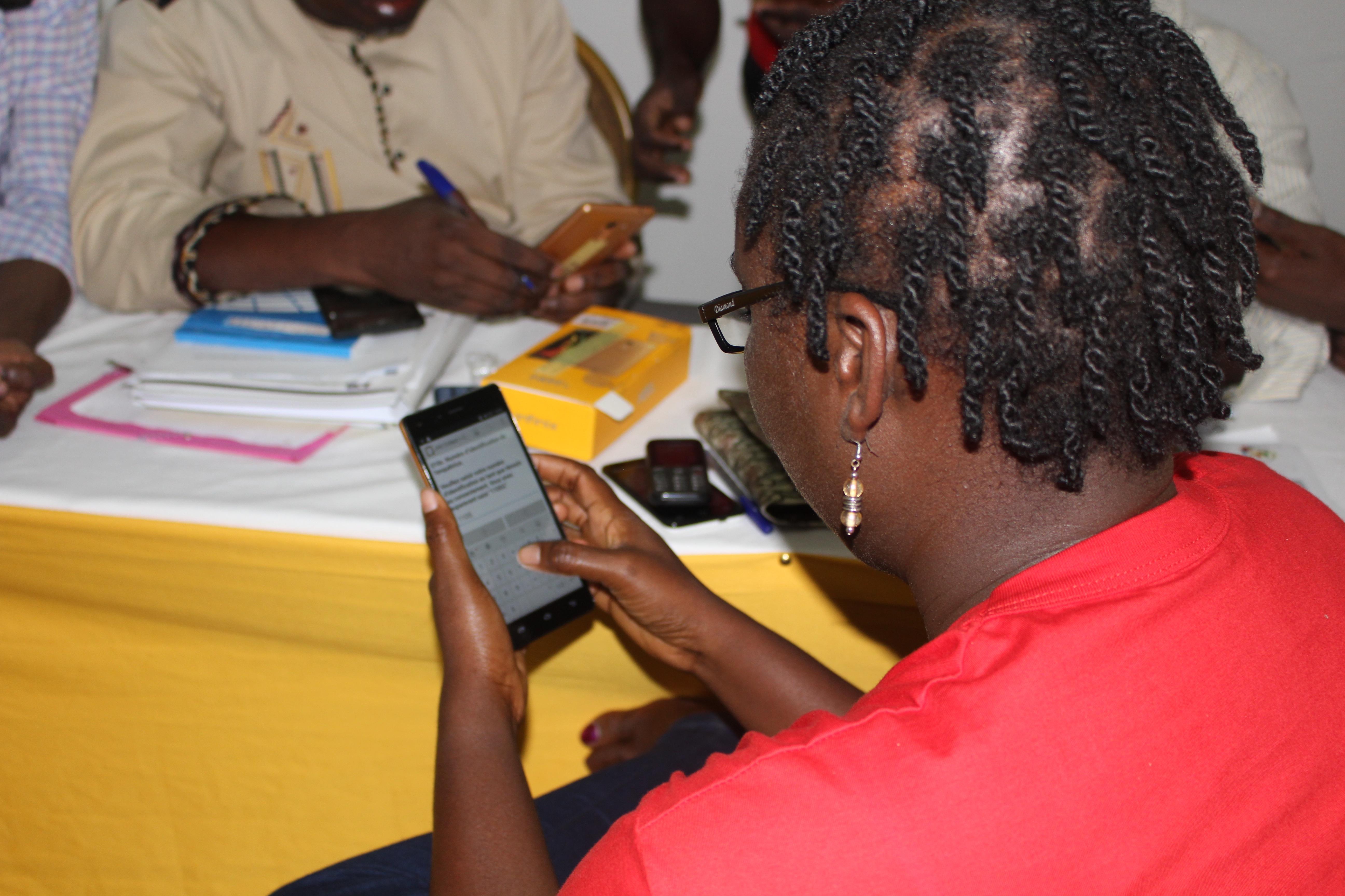 Femme travaillant sur un téléphone portable