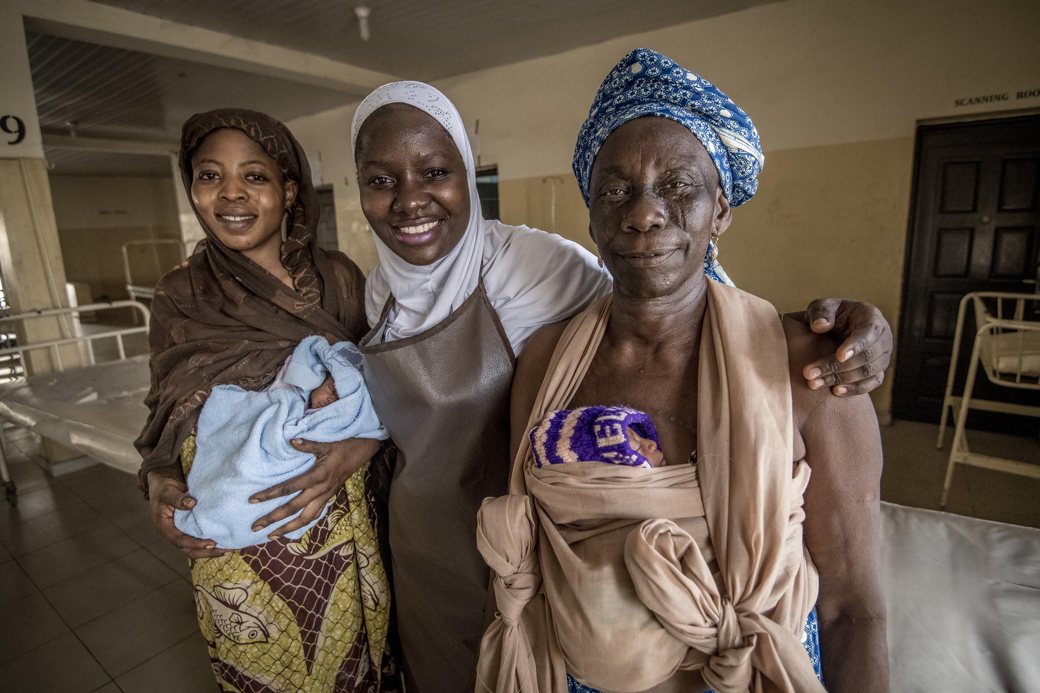Trois femmes souriantes se tenant ensemble, les bras autour du cou