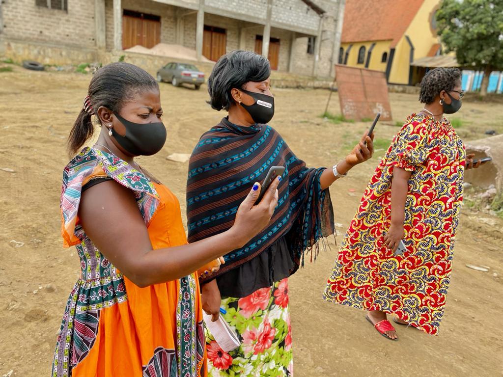 Les RE de la RDC regardent les téléphones