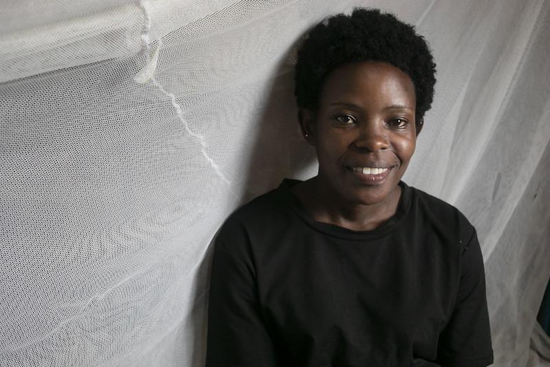 Femme burkinabé devant une feuille