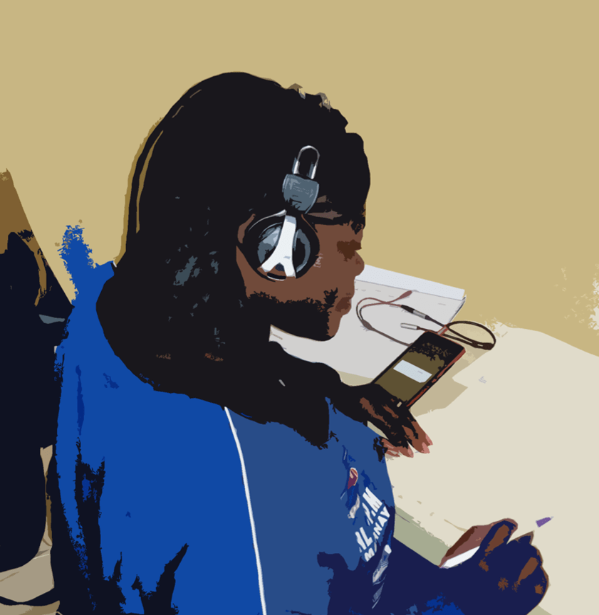 Femme assise à un bureau, utilisant un casque connecté à un smartphone. Elle a une feuille de papier devant elle et un stylo dans la main.